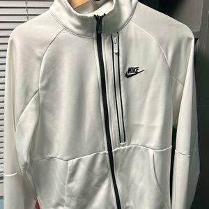 Nice Nike sweater, good quality, never used